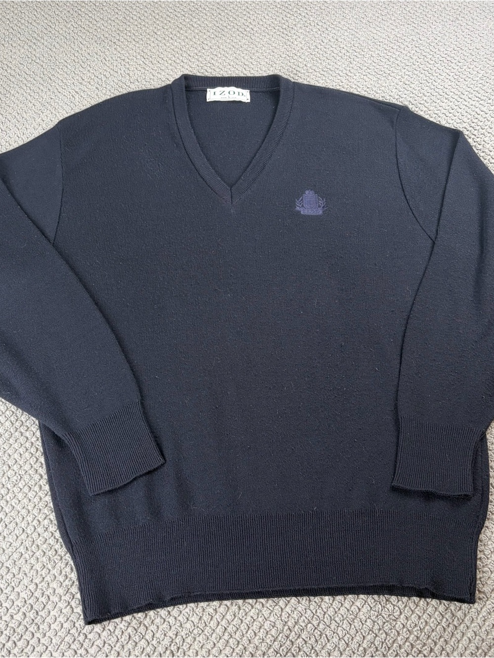 Izod Vtg Men's Dark Navy V-Neck Sweater with Crest